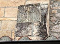 Situado en Iglesia de San Pedro Apóstol